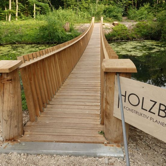Bild enthält, Boardwalk, Waterfront, Wood, Handrail, Path, Walkway, Pier, Outdoors, Nature, Trail