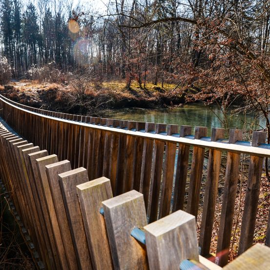 Bild enthält, Water, Waterfront, Handrail, Boardwalk, Wood, Railing, Outdoors, Scenery, Tree, Pier