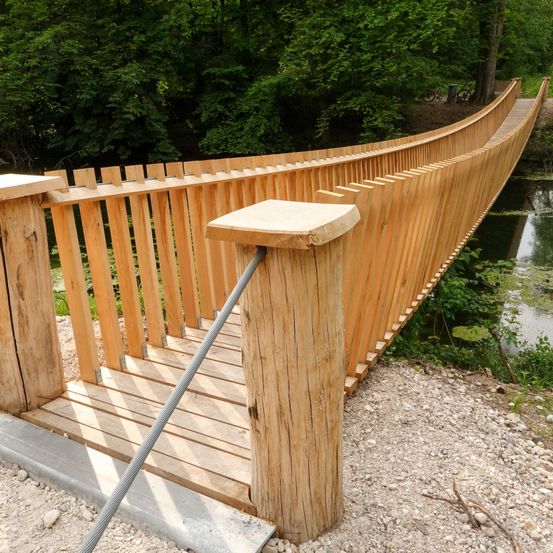 Bild enthält, Handrail, Wood, Nature, Outdoors, Pond, Water, Boardwalk, Hardwood, Waterfront, Lumber