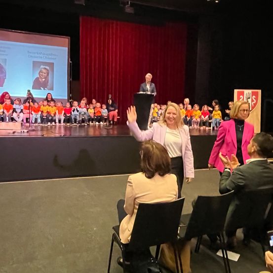 Bild enthält, Adult, Female, Person, Woman, People, Crowd, Audience, Chair, Speech, Face