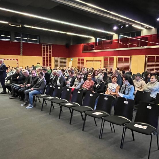 Bild enthält, People, Person, Crowd, Building, Classroom, Indoors, School, Adult, Female, Woman