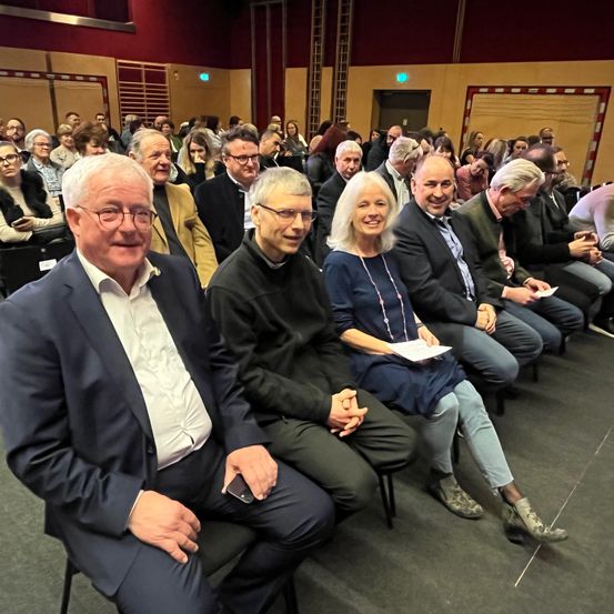 Bild enthält, People, Person, Adult, Male, Man, Female, Woman, Crowd, Suit, Shoe