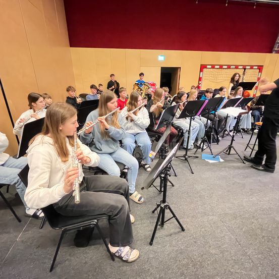 Bild enthält, Adult, Female, Person, Woman, People, Male, Man, Crowd, Shoe, Chair
