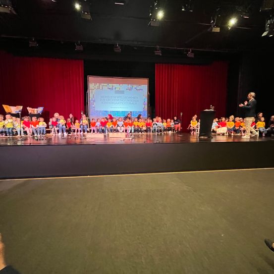 Bild enthält, Stage, Crowd, Person, Indoors, Theater, People, Audience, Dog, Cinema, Speech