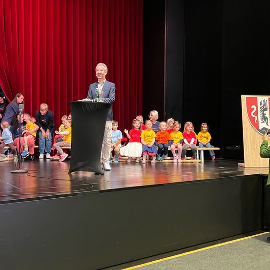 Bild enthält, Crowd, Person, Audience, Adult, Male, Man, Speech, Podium, Face, Head