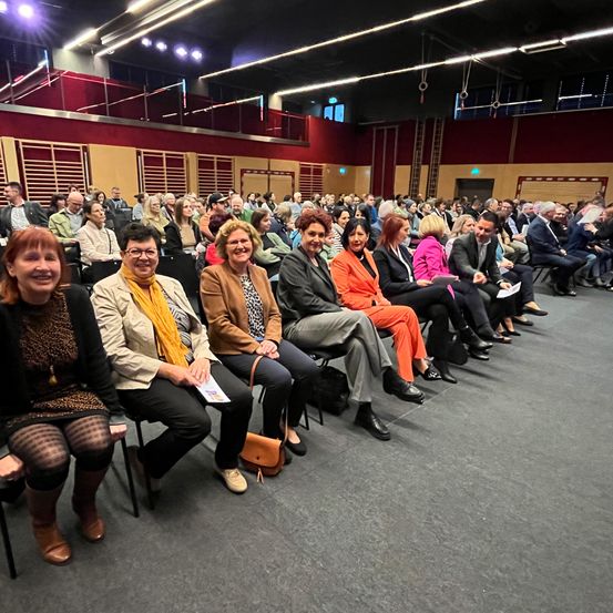 Bild enthält, People, Person, Crowd, School, Adult, Female, Woman, Classroom, Indoors, Lecture