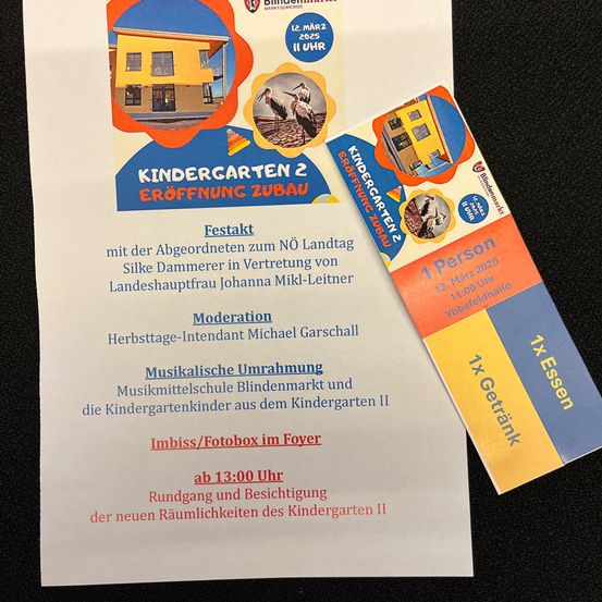 Bild enthält, Advertisement, Poster, Person, Business Card, Paper, Text