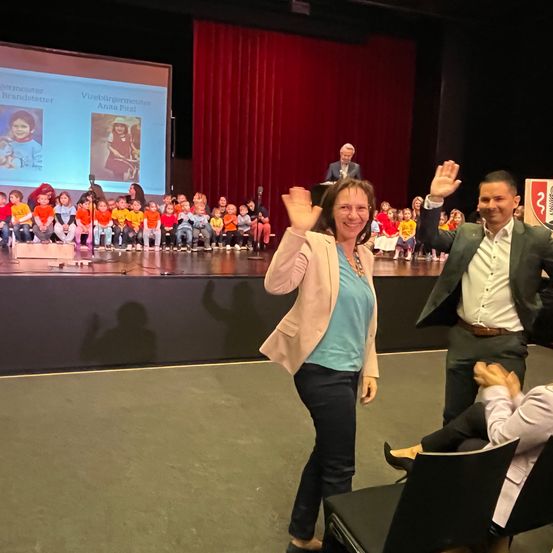 Bild enthält, Stage, People, Person, Adult, Female, Woman, Theater, Male, Man, Crowd