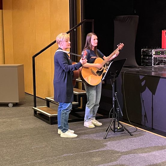 Bild enthält, Guitar, Adult, Male, Man, Person, Guitarist, Performer, Shoe, Jeans, Concert