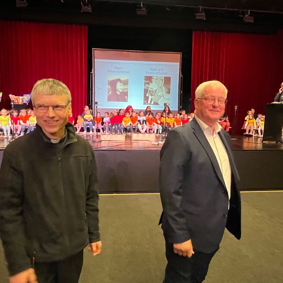 Bild enthält, Stage, People, Person, Coat, Adult, Male, Man, Crowd, Theater, Face