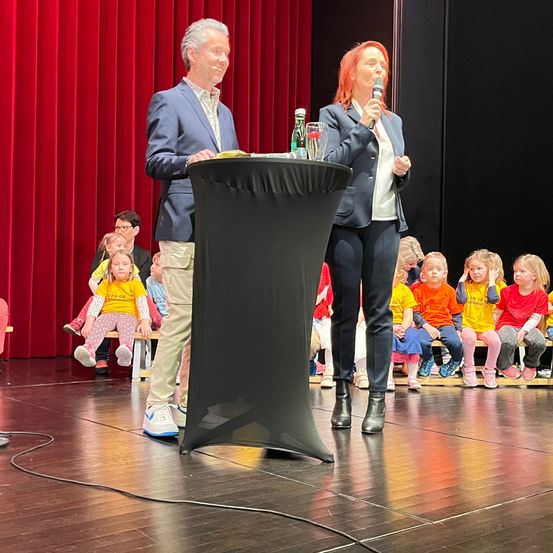 Bild enthält, Crowd, Person, Audience, Adult, Female, Woman, Speech, Male, Man, Child