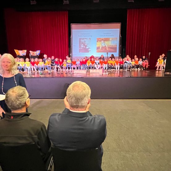 Bild enthält, People, Person, Crowd, Adult, Female, Woman, Male, Man, Audience, Seminar