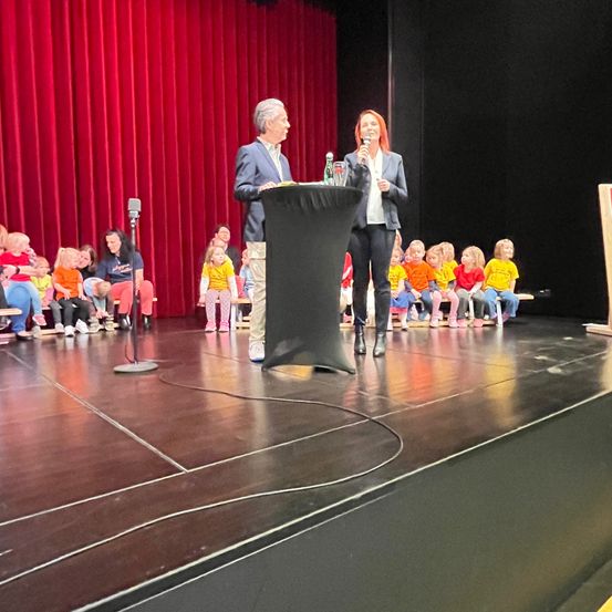 Bild enthält, Crowd, Person, Audience, Adult, Female, Woman, Speech, Male, Man, Podium