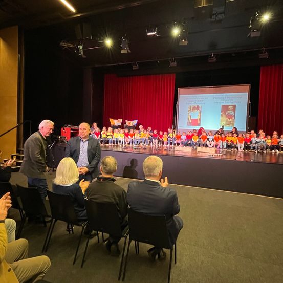 Bild enthält, People, Person, Crowd, Adult, Female, Woman, Male, Man, Chair, Indoors
