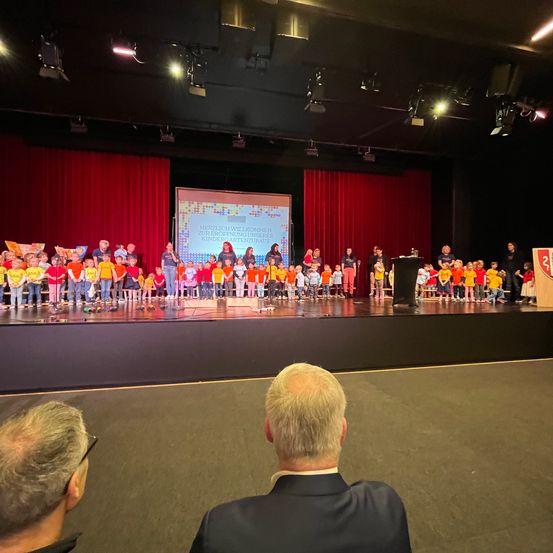 Bild enthält, Stage, People, Person, Crowd, Adult, Male, Man, Theater, Group Performance, Suit
