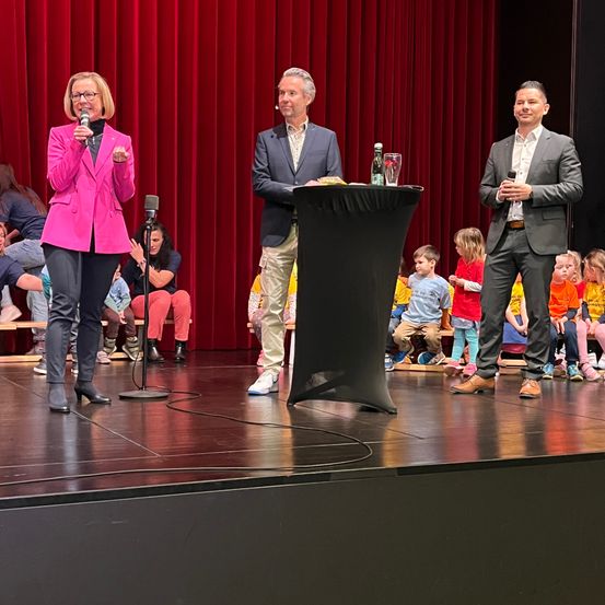 Bild enthält, Crowd, Person, Audience, Speech, Adult, Male, Man, Female, Woman, Coat