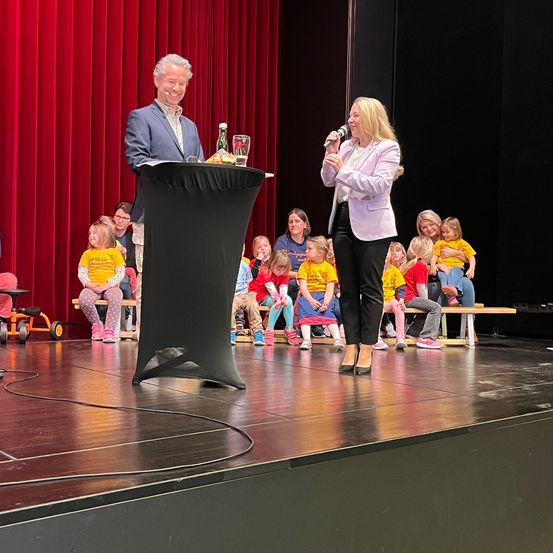 Bild enthält, Crowd, Person, Adult, Female, Woman, Audience, Speech, Male, Man, Podium