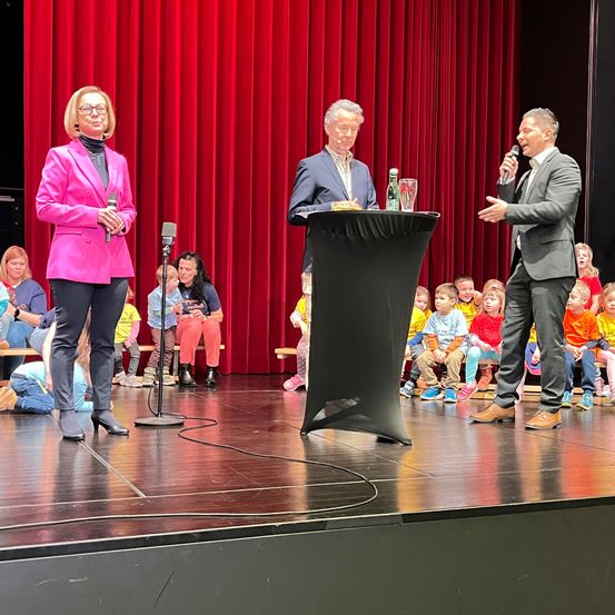 Bild enthält, Crowd, Person, Audience, Speech, Adult, Female, Woman, Male, Man, Shoe