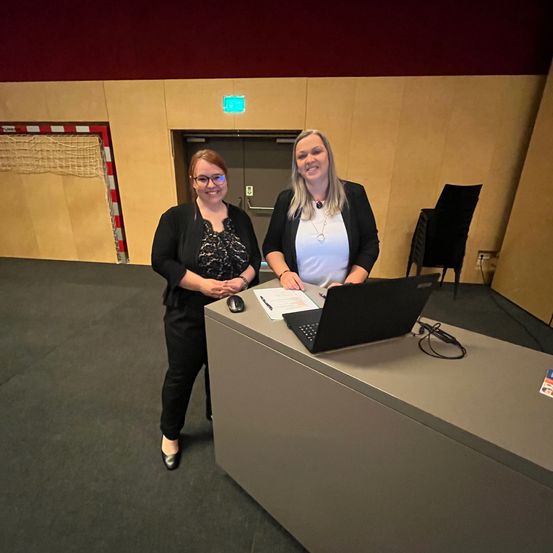 Bild enthält, Table, Adult, Female, Person, Woman, Laptop, People, Desk, Floor, Face
