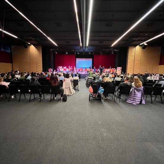 Bild enthält, People, Person, Indoors, Building, School, Classroom, Crowd, Hall, Lecture, Child