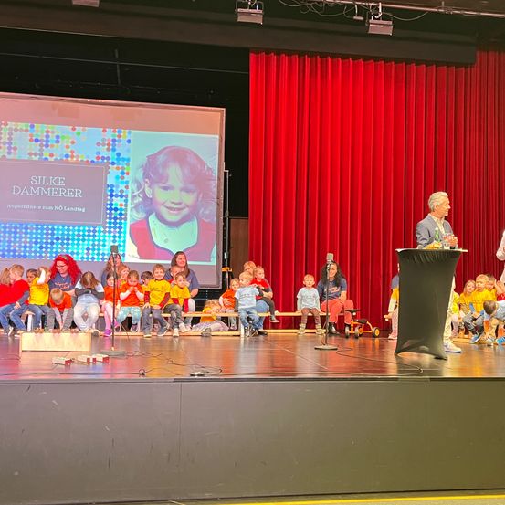 Bild enthält, Stage, Crowd, Person, People, Audience, Speech, Face, Head