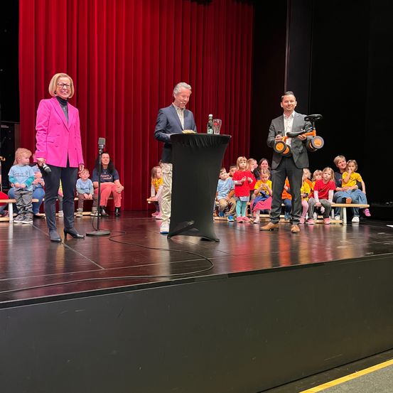 Bild enthält, Crowd, Person, Stage, Audience, Coat, Adult, Male, Man, Speech, Podium