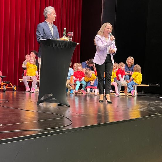 Bild enthält, Crowd, Person, Adult, Female, Woman, Audience, Speech, Child, Girl, Man