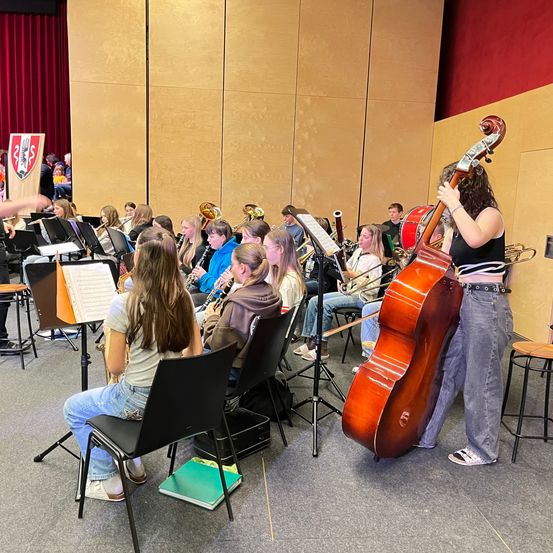 Bild enthält, Person, Music Band, Performer, Adult, Male, Man, Female, Woman, Chair, Concert