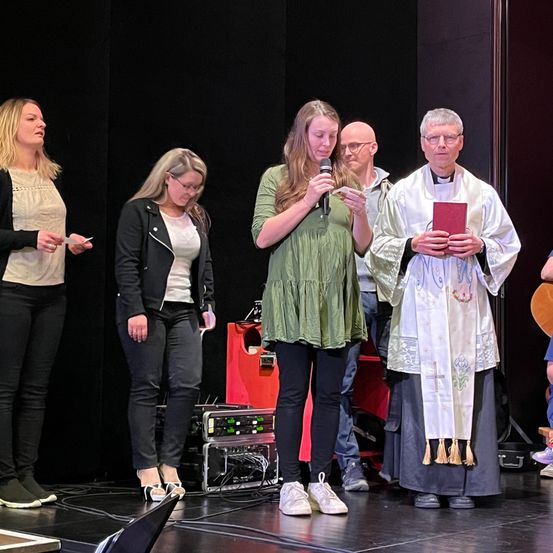 Bild enthält, Stage, Adult, Female, Person, Woman, Male, Man, Shoe, Coat, Jeans