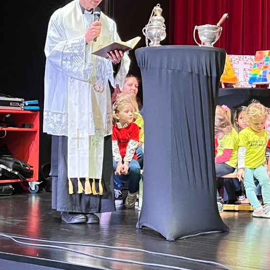 Bild enthält, Crowd, Person, Audience, Clothing, Footwear, Shoe, Speech, Face, People, Podium