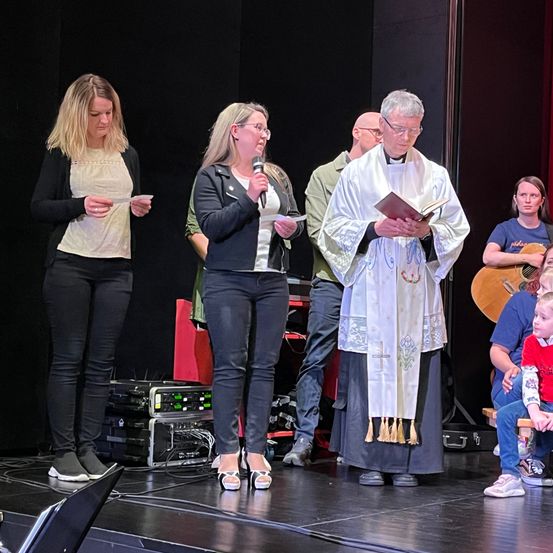 Bild enthält, Stage, Adult, Female, Person, Woman, Male, Man, Shoe, Jeans, Child