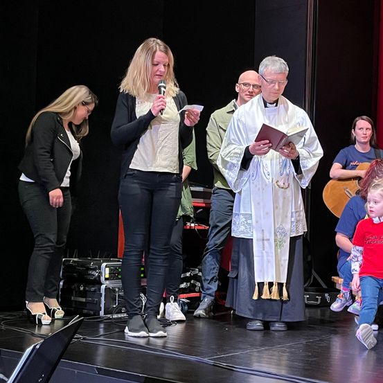 Bild enthält, Stage, Adult, Female, Person, Woman, Male, Man, Group Performance, Child, Girl