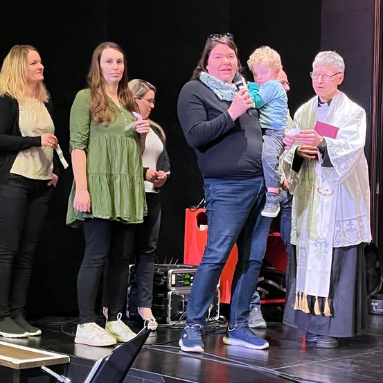 Bild enthält, Stage, Adult, Female, Person, Woman, Male, Man, Shoe, Jeans, Face