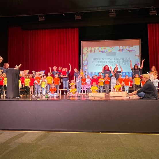 Bild enthält, Stage, People, Person, Theater, Adult, Male, Man, Group Performance, Crowd, Audience