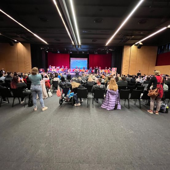 Bild enthält, People, Person, Building, Classroom, Indoors, School, Crowd, Audience, Lecture, Hall