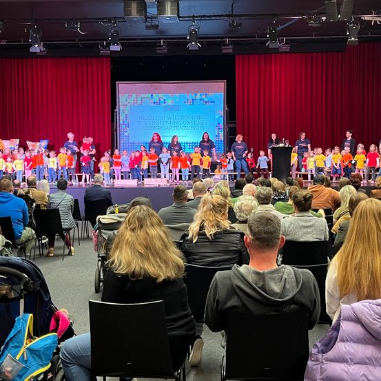 Bild enthält, People, Person, Adult, Female, Woman, Crowd, Male, Man, Classroom, Audience