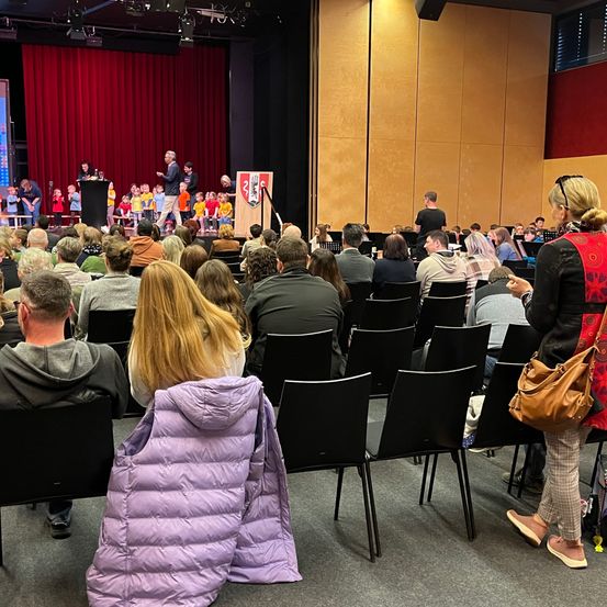 Bild enthält, People, Person, Crowd, Adult, Female, Woman, Classroom, Indoors, Male, Man