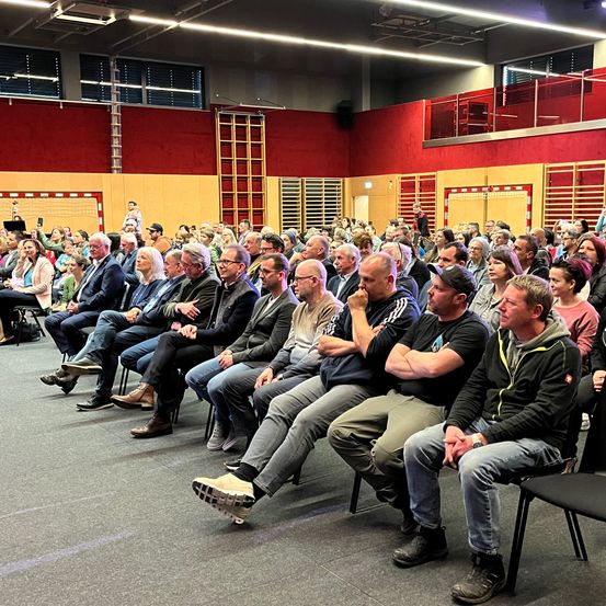 Bild enthält, People, Person, Adult, Female, Woman, Crowd, Classroom, School, Male, Man