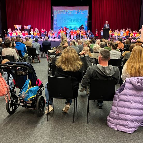 Bild enthält, People, Person, Adult, Female, Woman, Crowd, Male, Man, Chair, Furniture