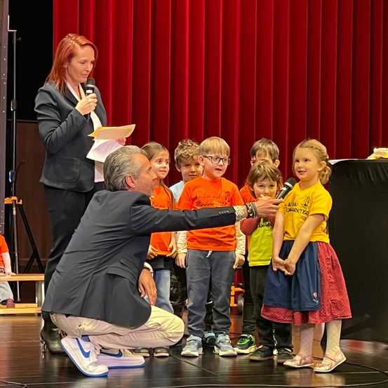 Bild enthält, Stage, Crowd, Person, People, Adult, Female, Woman, Child, Girl, Man