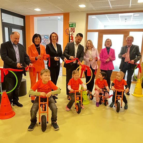 Bild enthält, Adult, Female, Person, Woman, Boy, Child, Male, Man, Coat, Wheel