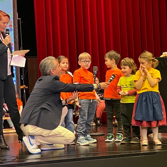 Bild enthält, Adult, Female, Person, Woman, Crowd, Child, Girl, Male, Man, Boy