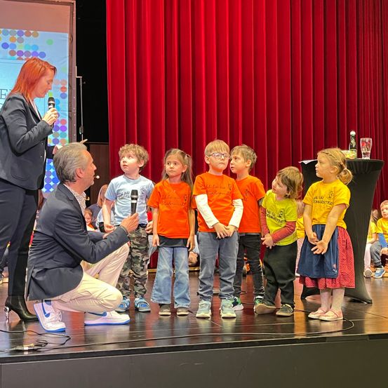 Bild enthält, Stage, Adult, Female, Person, Woman, People, Child, Girl, Male, Man