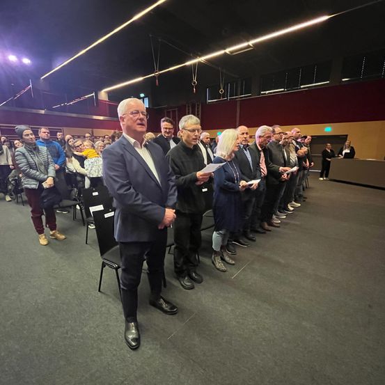 Bild enthält, People, Person, Crowd, Adult, Male, Man, Suit, Shoe, Wheel, Coat