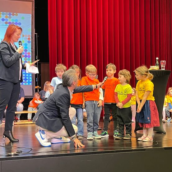 Bild enthält, Crowd, Person, Adult, Female, Woman, People, Child, Girl, Boy, Male