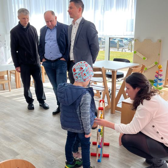 Bild enthält, Plywood, Wood, Pants, Jeans, Adult, Male, Man, Person, Female, Woman