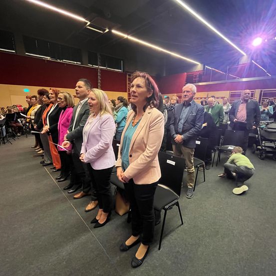 Bild enthält, People, Person, Crowd, Adult, Female, Woman, Male, Man, Shoe, Classroom