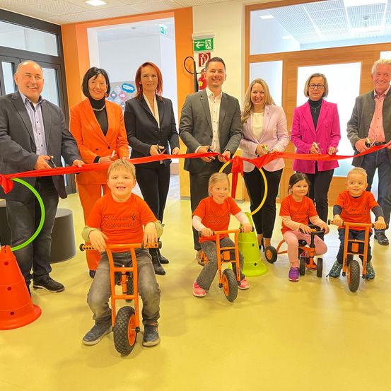 Bild enthält, Adult, Female, Person, Woman, Boy, Child, Male, Man, Girl, Suit