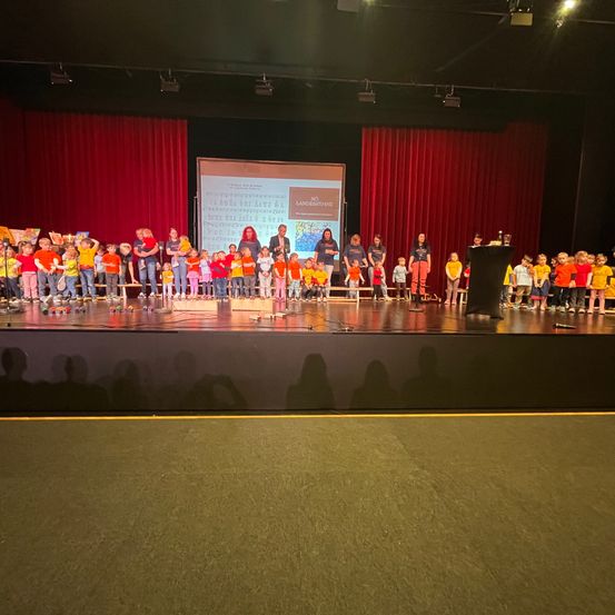 Bild enthält, Stage, Indoors, Theater, Person, Crowd, People, Auditorium, Hall