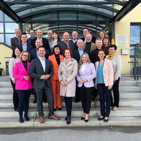 Bild enthält, Groupshot, Person, People, Adult, Female, Woman, Coat, Male, Man, Suit